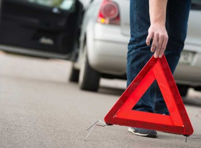 У Хмельницькому авто на швидкості влетіло в зупинку: загинуло 3 людини