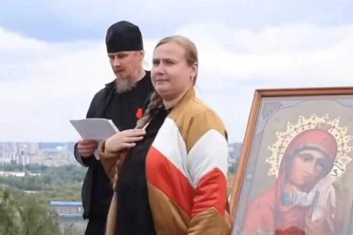 У Парку Слави чоловік у церковному вбранні виконав пісню «День перемоги» перед іконою