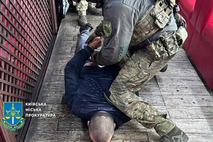 У Києві злочинці поранили іноземця під час пограбування: підозрюваних затримали