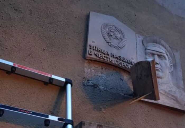 В Одесі сталася масова бійка через демонтаж меморіальної радянської дошки