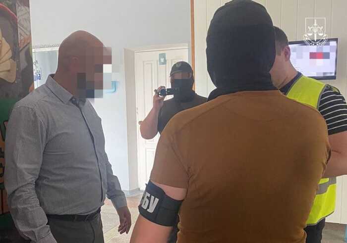 Затримано посадовця Білоцерківської міськради на хабарі у 15 тисяч доларів за вплив на ВЛК