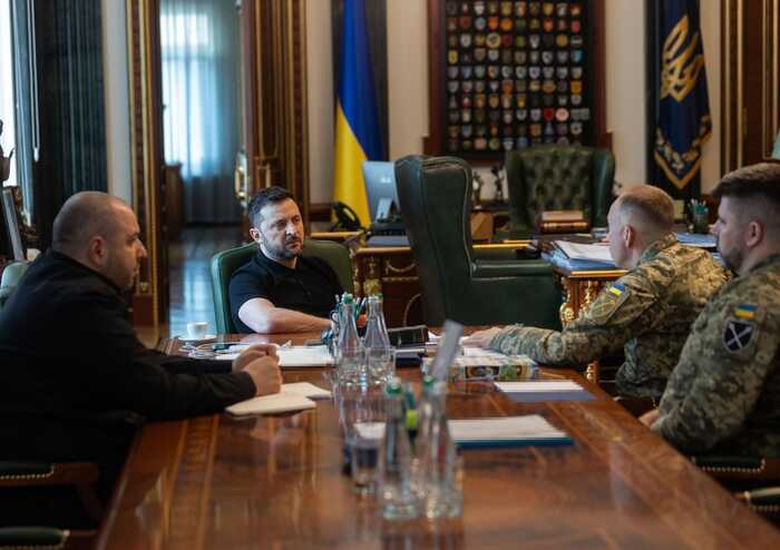 Готуємо нові далекобійні удари, та посилюємо виробництво: Зеленський провів нараду з військовими