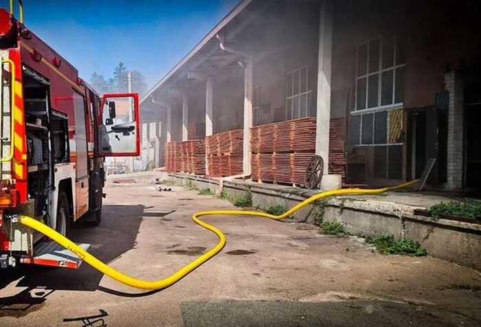 На Київщині стався вибух на виробництві: виникла пожежа