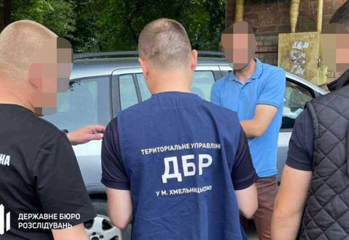 Правоохоронця на Хмельниччині затримали за спробу уникнути боргу через шахрайську схему з інвалідністю