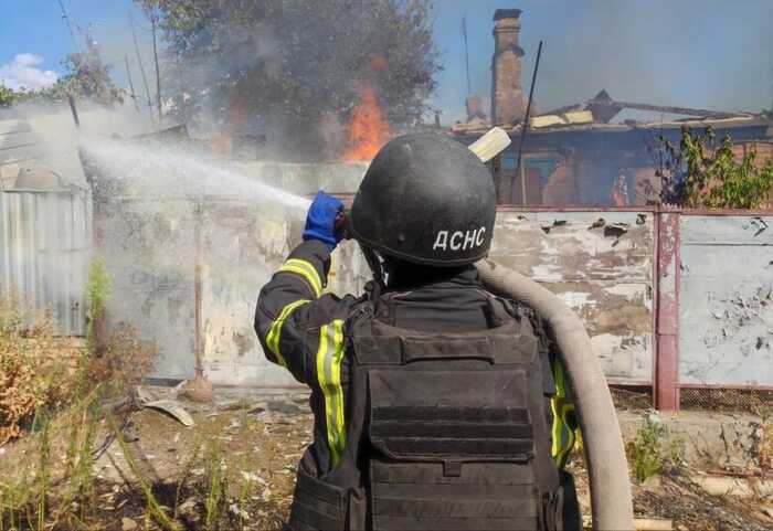 Обстріли Дніпропетровщини: пошкоджено заклад освіти, підприємство, пожежну частину, спортклуб, аптеку та магазин