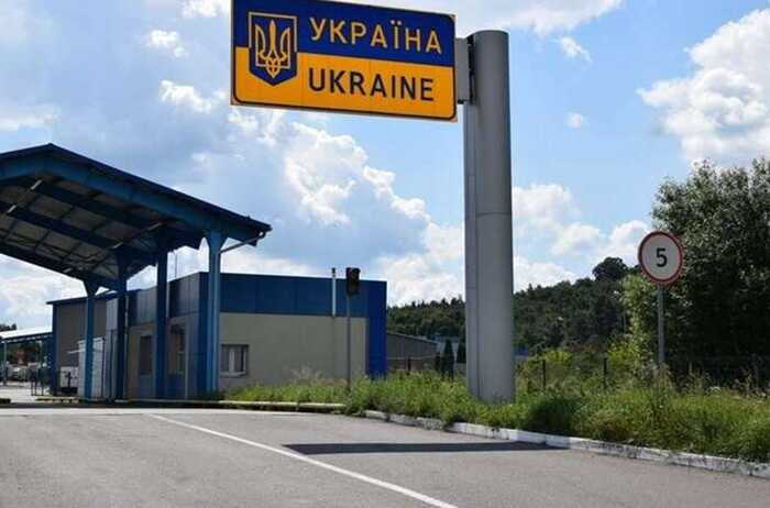 Контрабандні буси з причепами митники оформили за кілька хвилин, навіть без фотографій, — журналіст