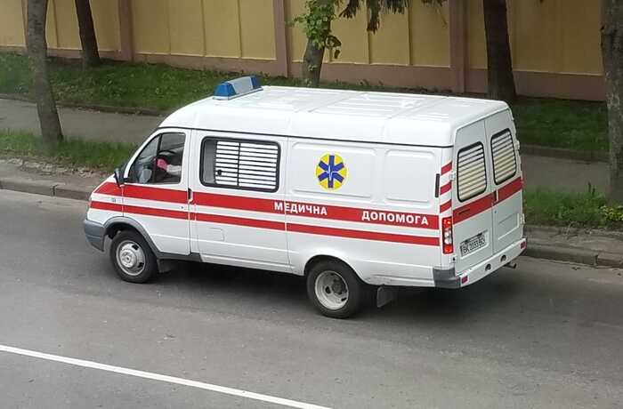 Росіяни вдарили по медзакладу в Херсоні: загинула дівчина, є поранений працівник