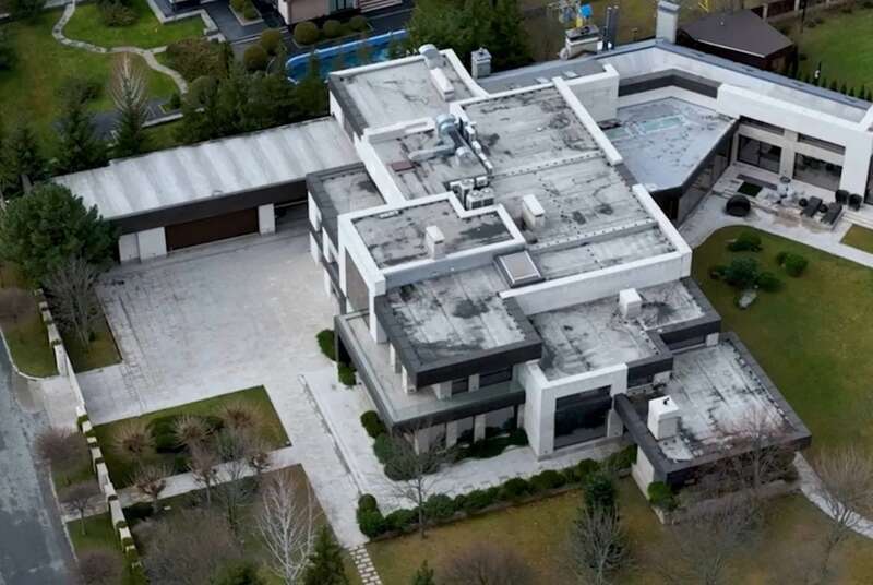 Елітний палац із власним спуском до річки dzkiehihkiqkkzrz